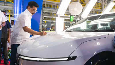 TN-CM-M-K-Stalin-signs-first-VF7-SUV-at-VinFasts-India-plant-inauguration-in-Thoothukudi-.jpg